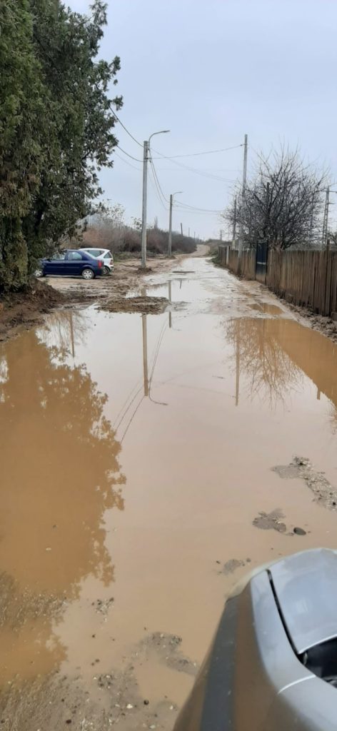 Strada Plaiul Vulcăneşti, plină de apă şi noroi după ploaie