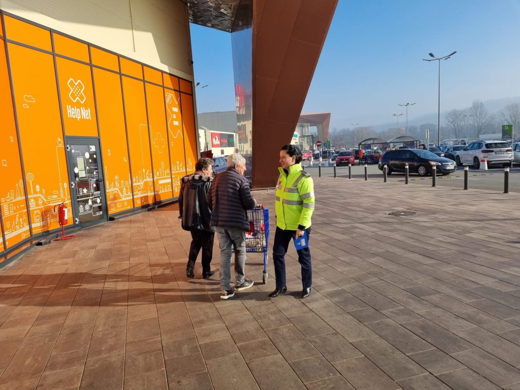 Polițiștii au informat cetățenii cu privire la prevenirea şi combaterea violenţei domestice şi a infracțiunilor comise contra patrimoniului