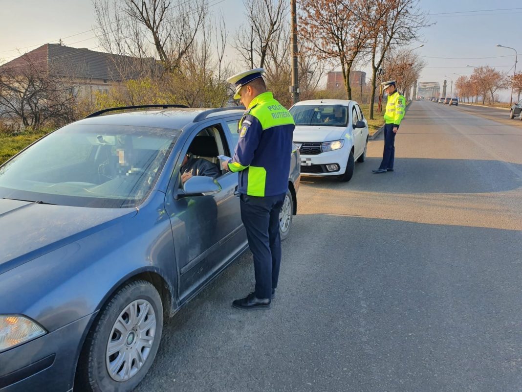 Polițiștii le-au dăruit conducătorilor auto, care nu au în dotarea autovehiculului sisteme de tip „mâini libere”, căşti wireless pentru telefon