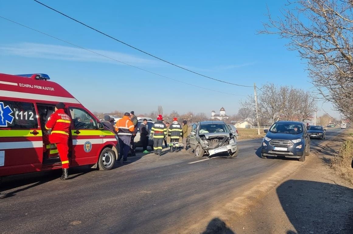 În urma evenimentului rutier, două persoane au necesitat îngrijiri medicale, fiind transportate la Spitalul Județean de Urgență Slatina