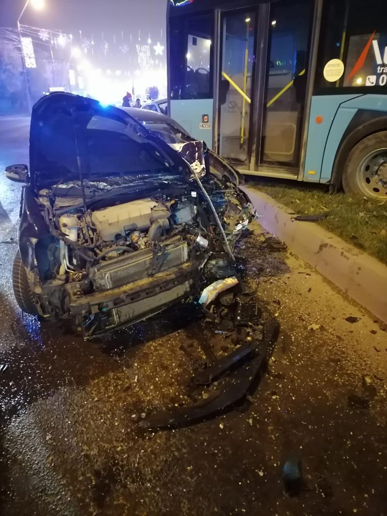 Doi răniți într-un accident cu două autoturisme și un autobuz