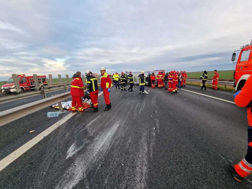 Două persoane au murit după ce maşina lor a rupt un parapet şi s-a răsturnat