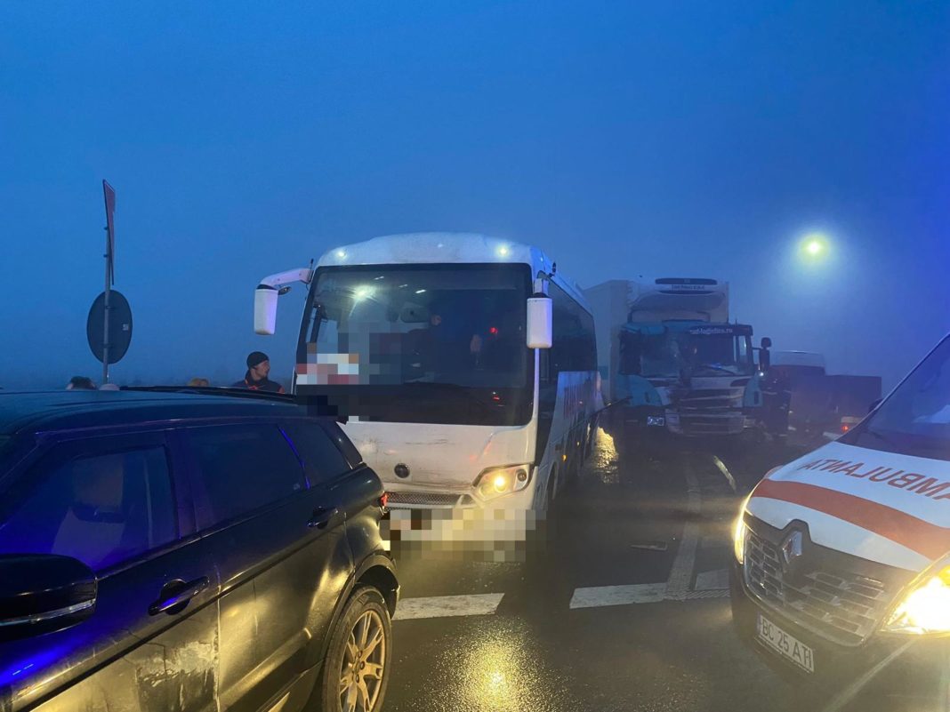 Doi răniți într-un accident între un autoturism, un microbuz și un TIR