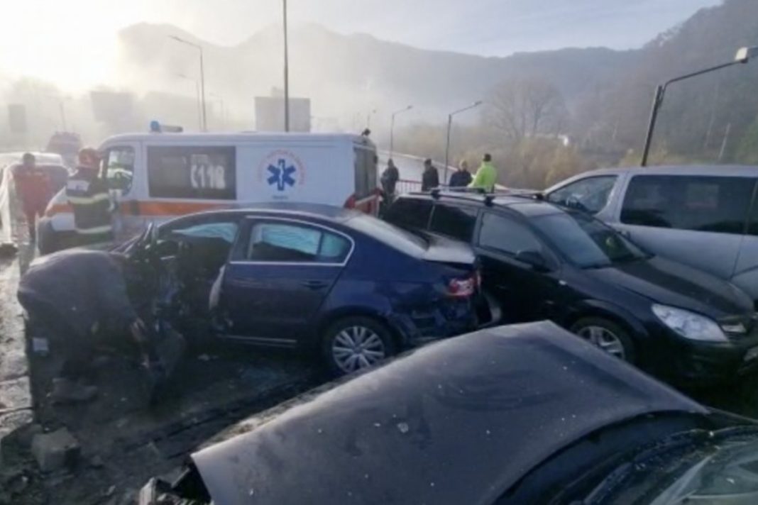 Accident în lanț cu 15 mașini și o ambulanță, la ieșirea din Brașov