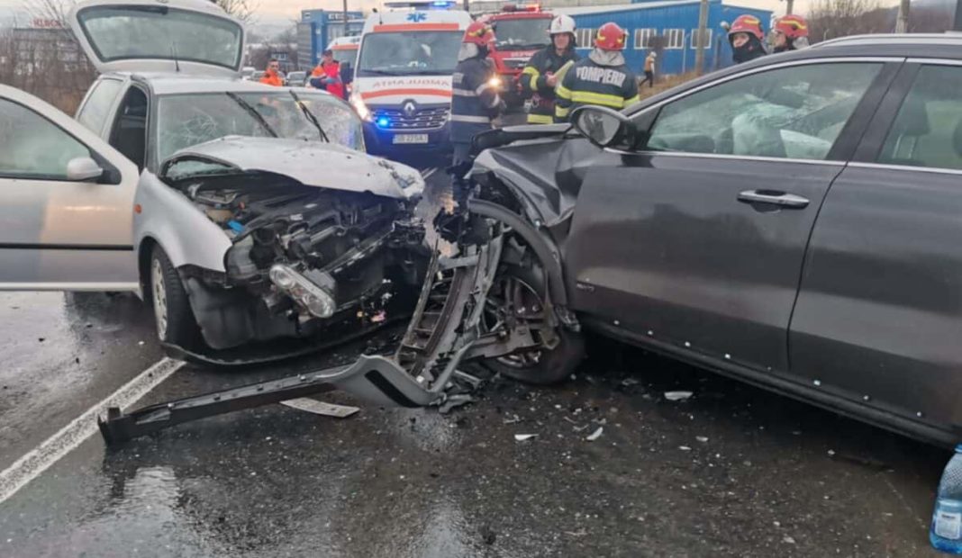 Un mort şi doi răniţi după ce două maşini s-au ciocnit frontal