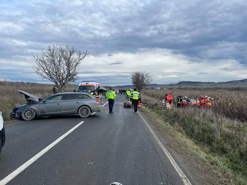 Un mort și patru răniți după ce un șofer a intrat pe contrasens
