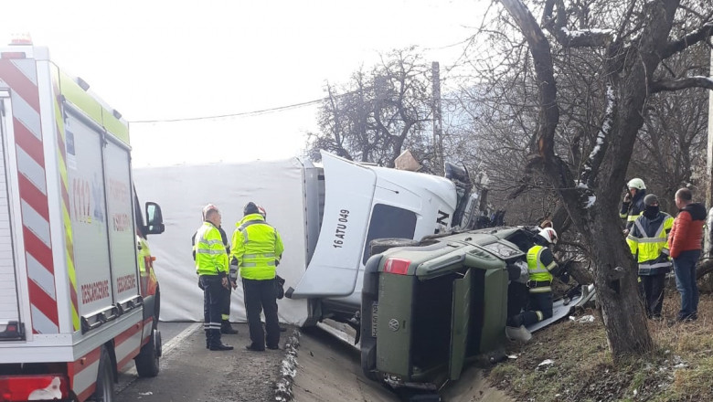 Şofer rănit grav după ce s-a răsturnat peste maşina lui un TIR