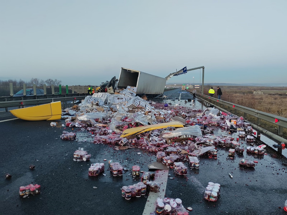 Un şofer de TIR a murit după ce a lovit un parapet