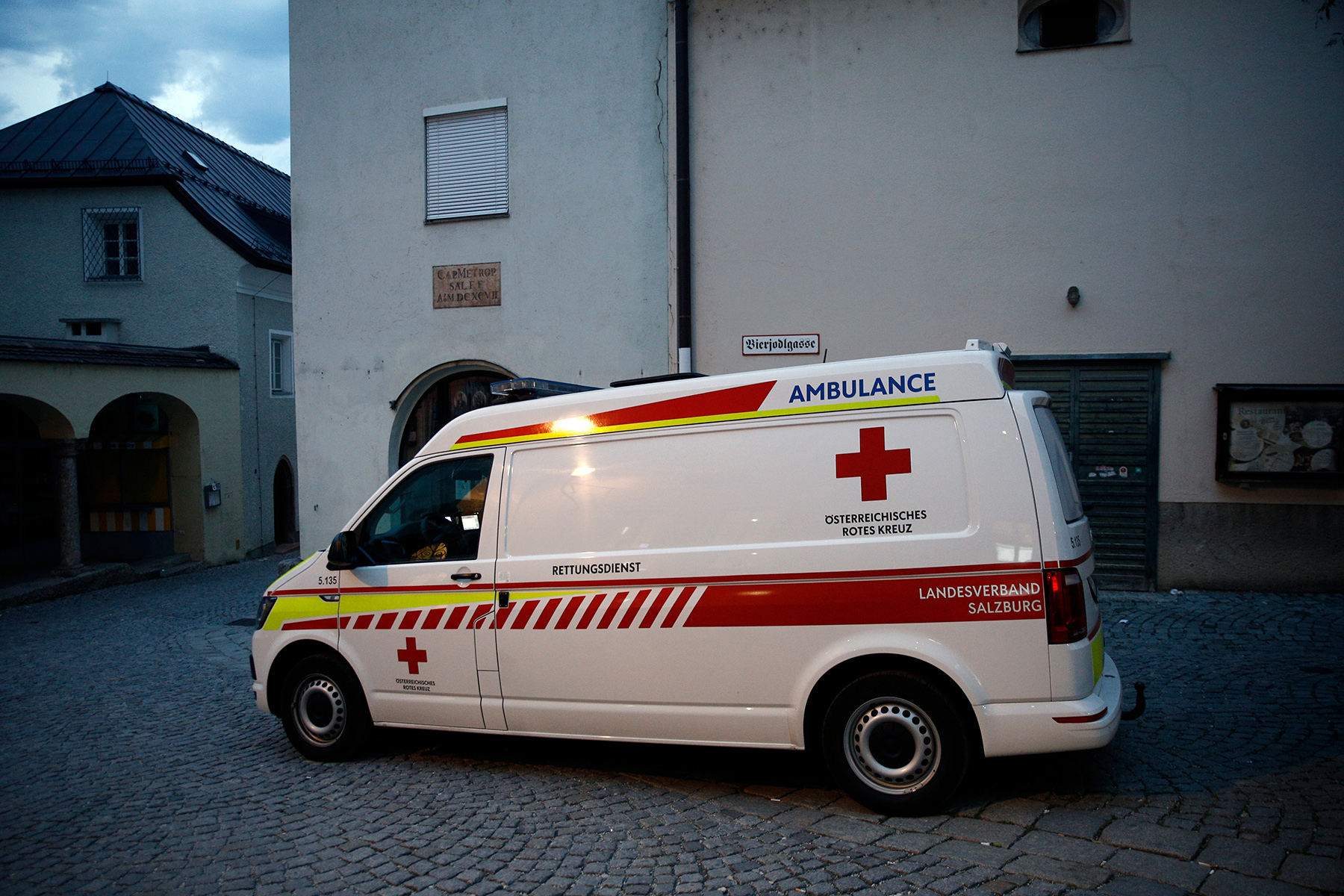 Un român a făcut infarct după ce a jefuit o tutungerie din Austria