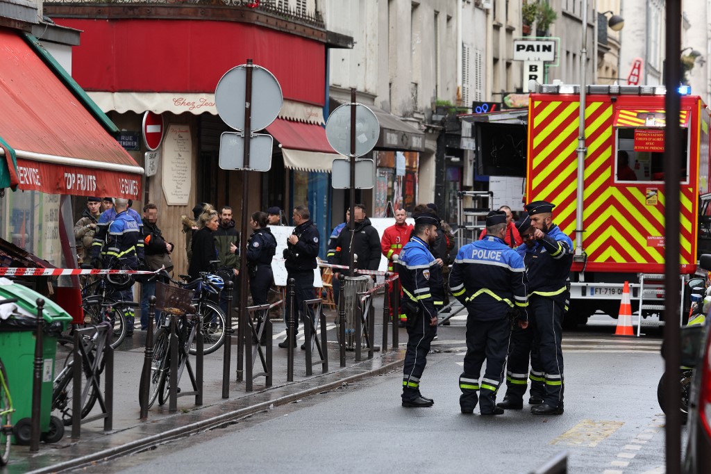 Doi morți și patru răniți într-un atac armat la Paris