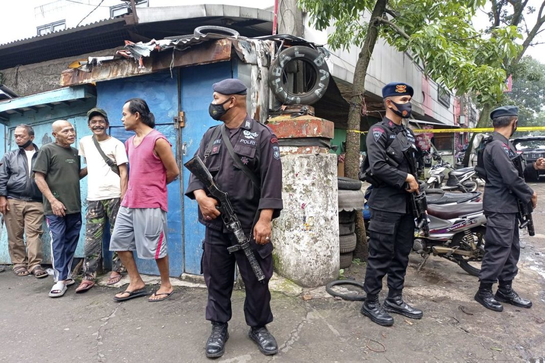 Un mort şi zece răniţi într-un atentat sinucigaş la o secţie de poliţie din Indonezia