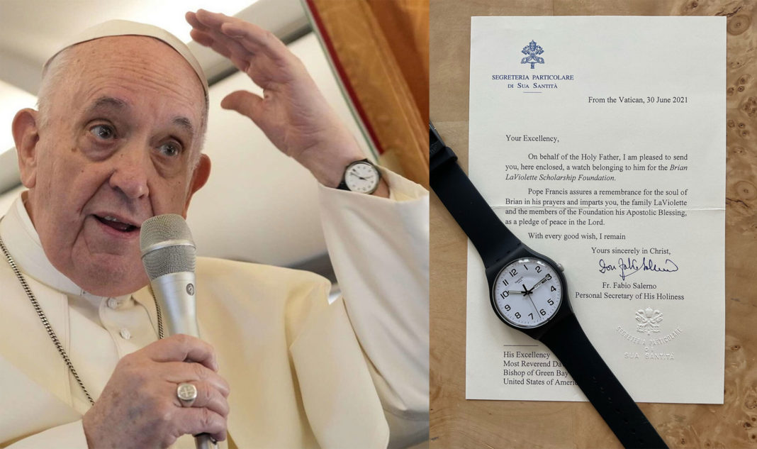 Un ceas de plastic al Papei Francisc a fost vândut la licitaţie cu peste 56.000 $
