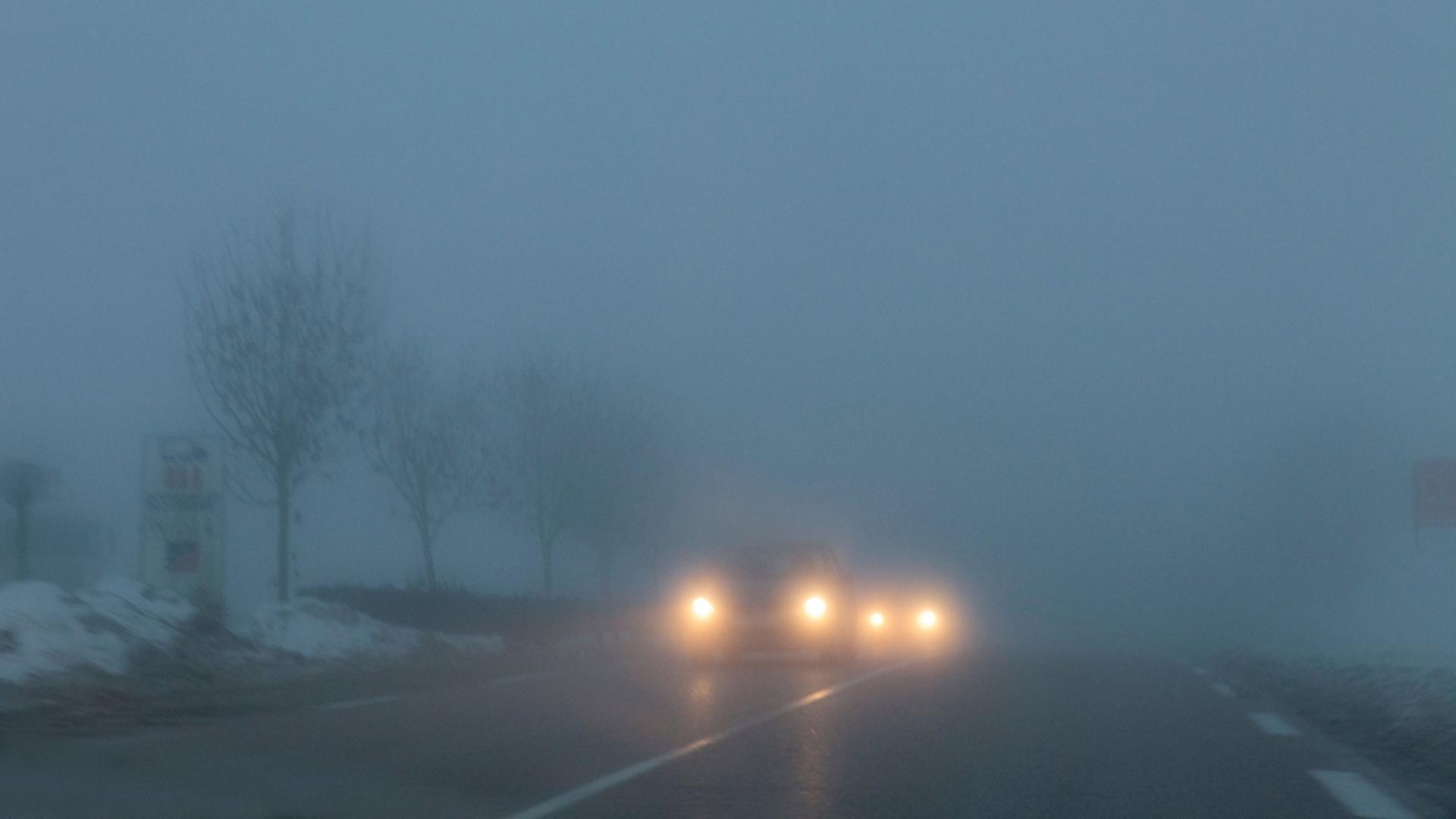 Conducătorii auto trebuie ca, pe timp de ceaţă densă, să reducă viteza