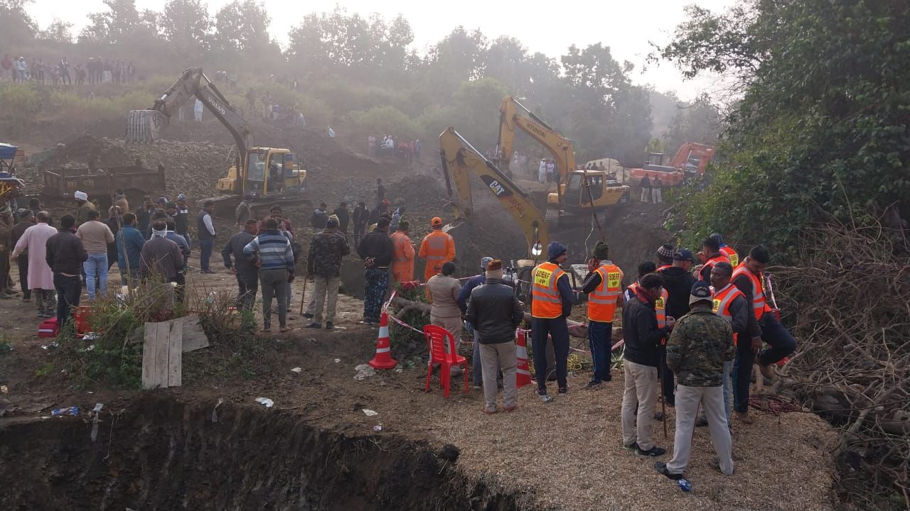 Un copil a căzut într-un puţ adânc de 121 de metri, în India