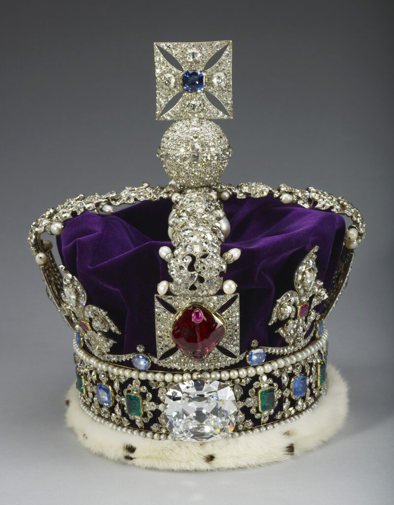 Coroana Sf. Edward, modificată pentru încoronarea regelui Charles al III-lea