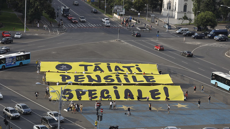 Protest împotriva pensiilor speciale organizat în faţa guvernului