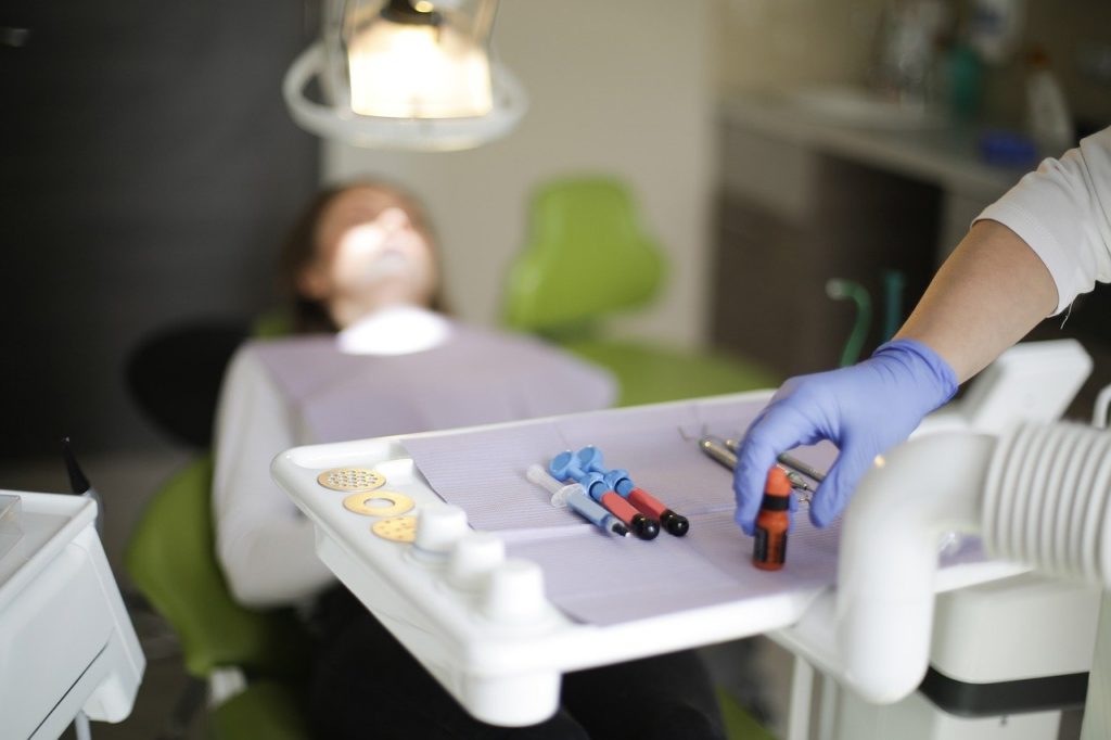 Medic stomatolog din Craiova, după gratii pentru decontări fictive de la CAS Dolj