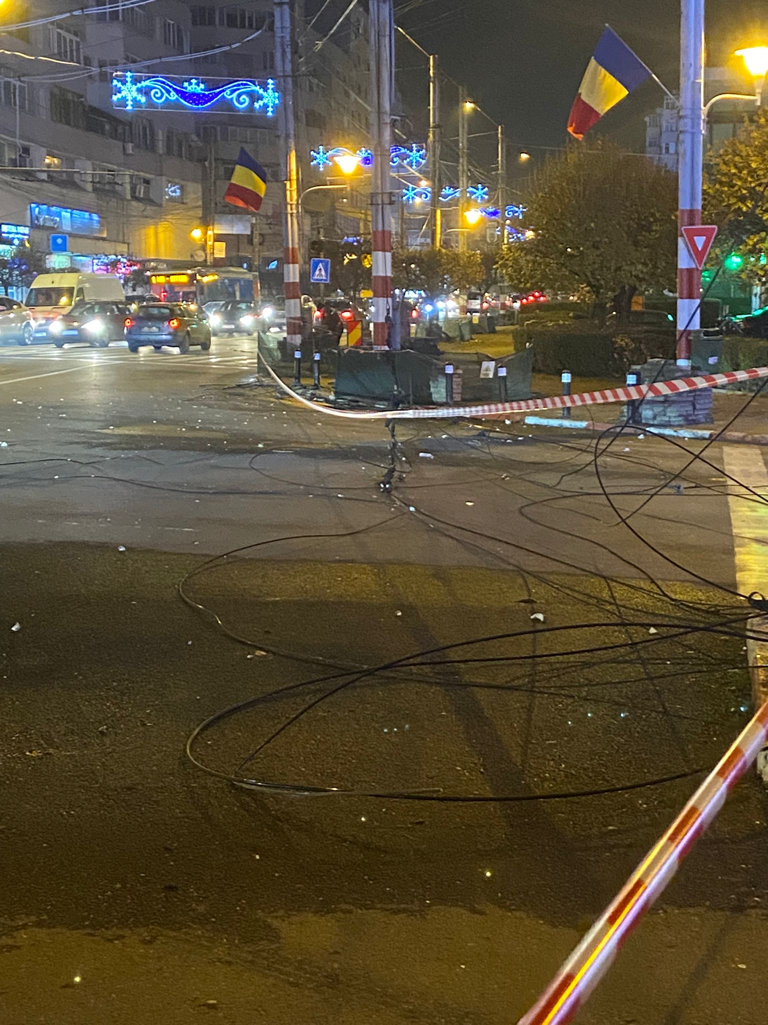 Un șofer cu un camion înmatriculat în Ungaria a distrus rețeaua de troleibuz și iluminat din zona Pieței Centrale din Târgu Jiu