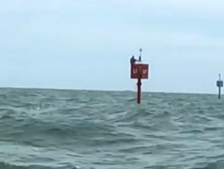 Un pescar a supraviețuit două zile în ocean agățat de o geamandură