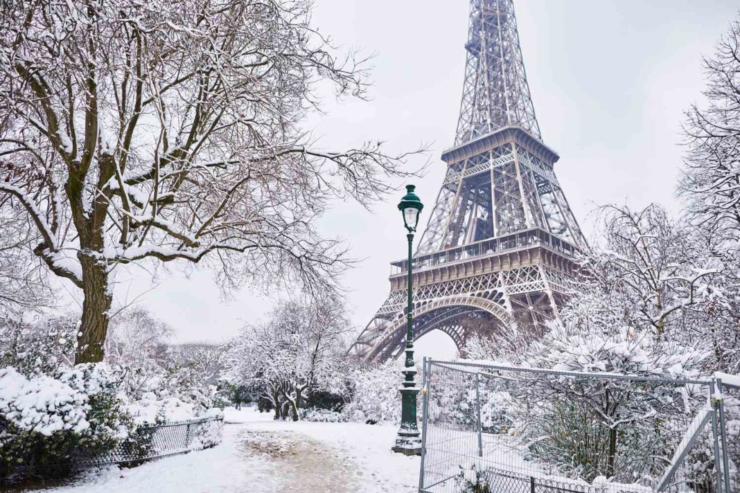 În Franța, pentru 33 de departamente din nordul ţării, inclusiv zona capitalei, Paris, a fost emis un cod portocaliu de zăpadă şi polei