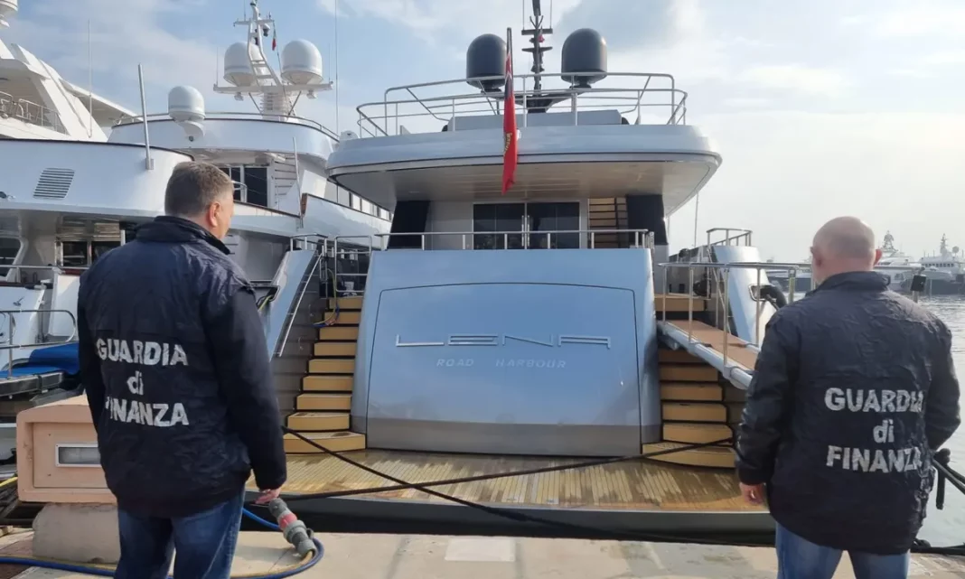 Iahtul confiscat al unui oligarh rus a dispărut dintr-un port din Italia