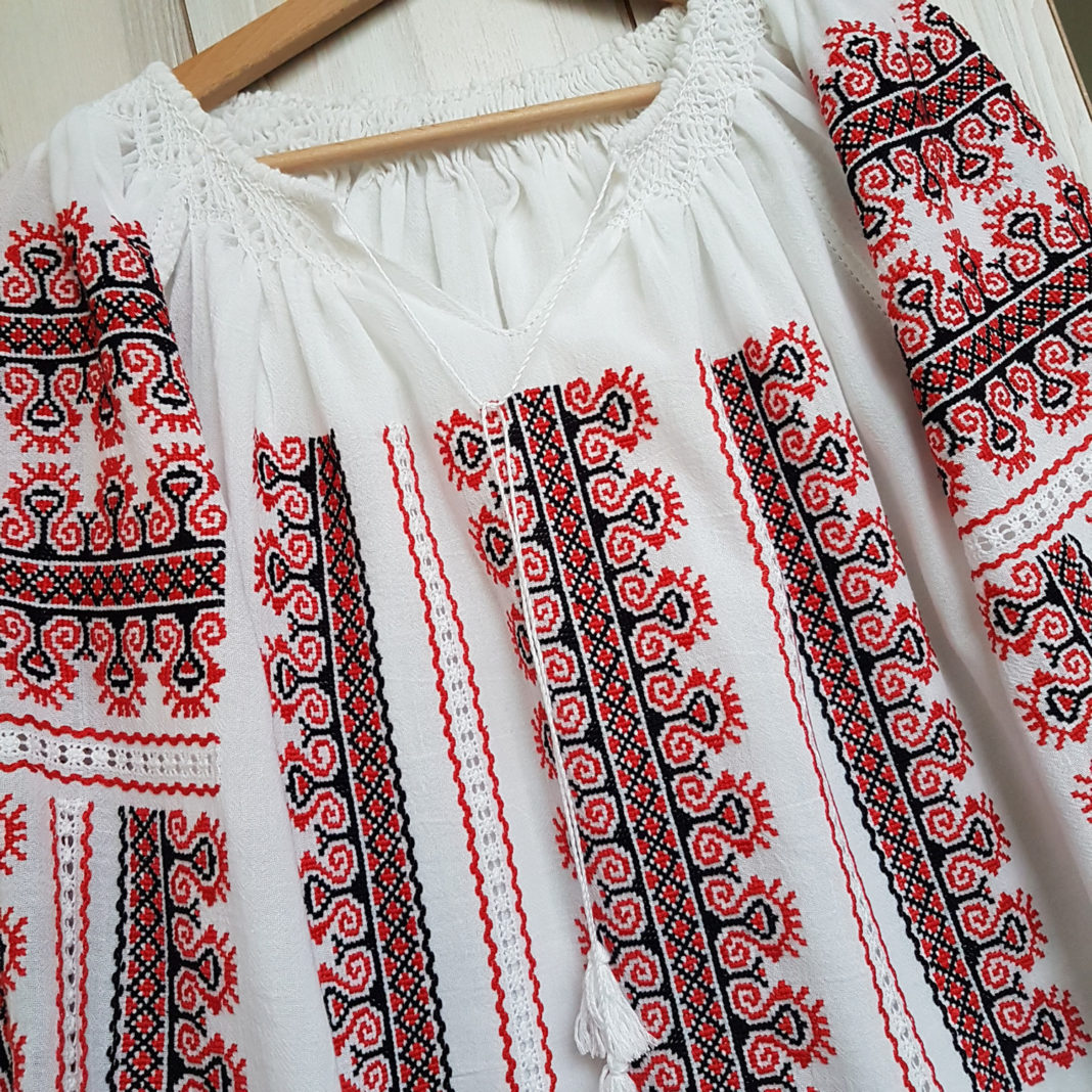 Cămăşa cu altiţă, înscrisă în patrimoniului cultural imaterial al umanităţii (sursa foto: dordeie.ro)