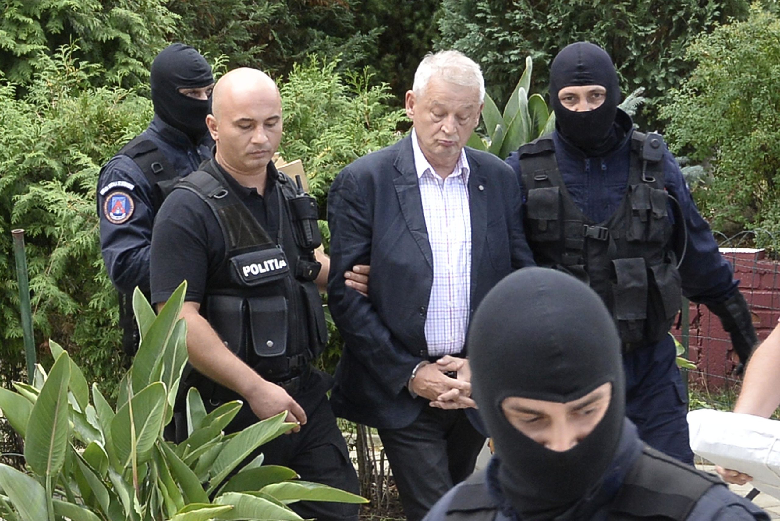 Fostul primar al Capitalei Sorin Oprescu a fost prins în Grecia după ce a fugit din țară. După ce a fost prins, Oprescu a fost dus în arest și eliberat pe cauțiune, în 31 mai