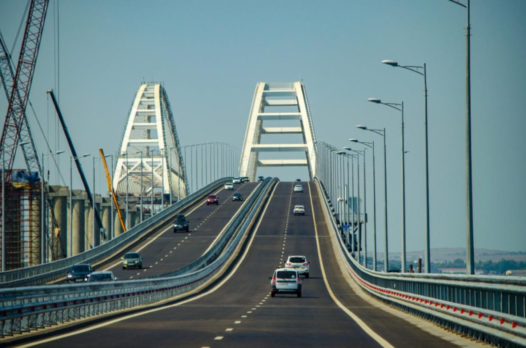 Președintele rus a vizitat personal podul Crimeii la volanul unui Mercedes Benz Președintele rus a vizitat personal podul Crimeii la volanul unui Mercedes Benz