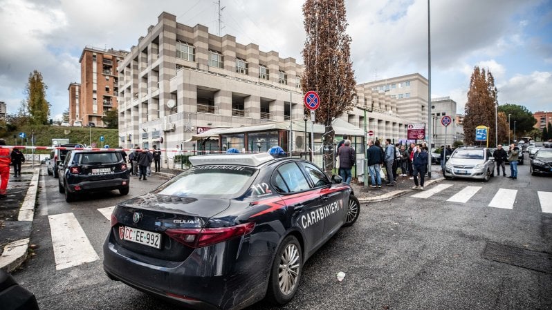 Un italian a împușcat trei femei și a rănit alte trei la o ședință de asociație