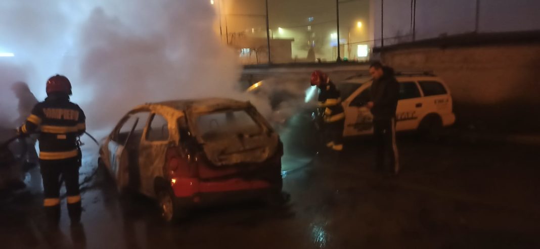 Cinci mașini au ars joi noapte pe o stradă din Craiova