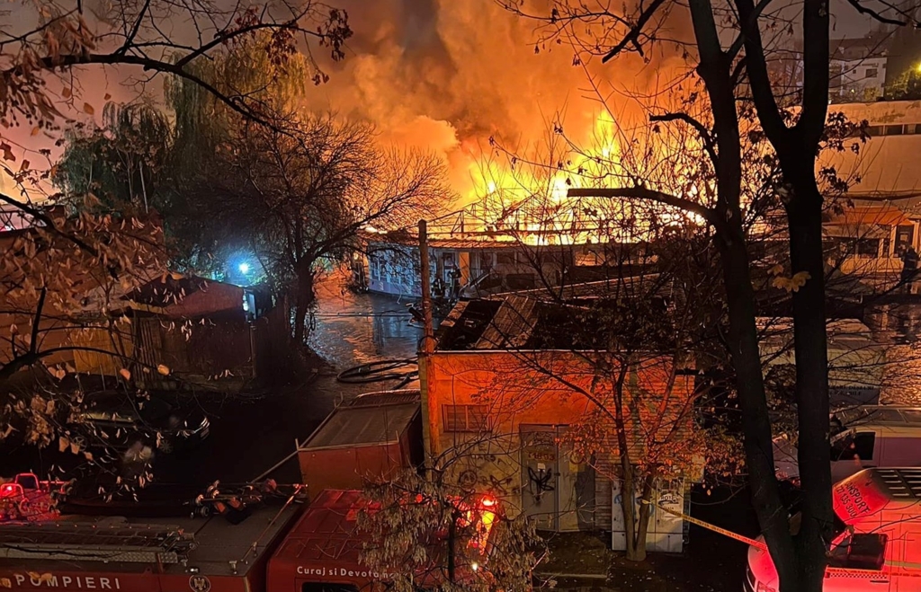 Piața 1 Decembrie din sectorul 3, incendiată de la câteva petarde