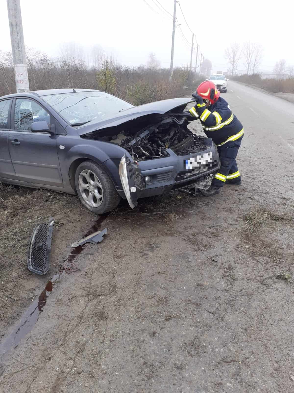 Patru răniți, între care doi copii, după ce o mașină a intrat într-un stâlp