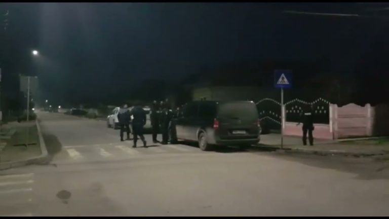 (VIDEO) Percheziţii în Băileşti după o petrecere care s-a lăsat cu scandal
