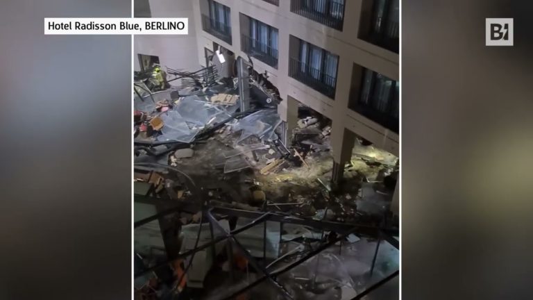 (VIDEO) Cel mai mare acvariu cilindric din lume, aflat la Berlin, a explodat