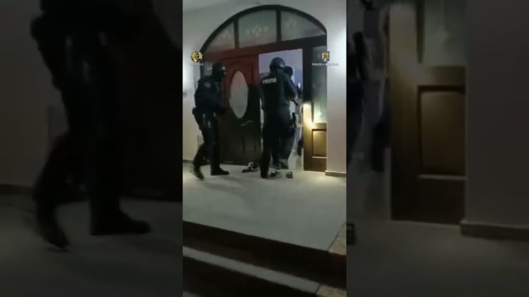(VIDEO) Liderul clanului Duduianu, săltat de mascați pentru pornografie infantilă