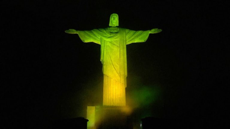 (VIDEO) Celebra statuie Hristos Mântuitorul din Rio, luminată în culorile Braziliei în semn de omagiu pentru Pele