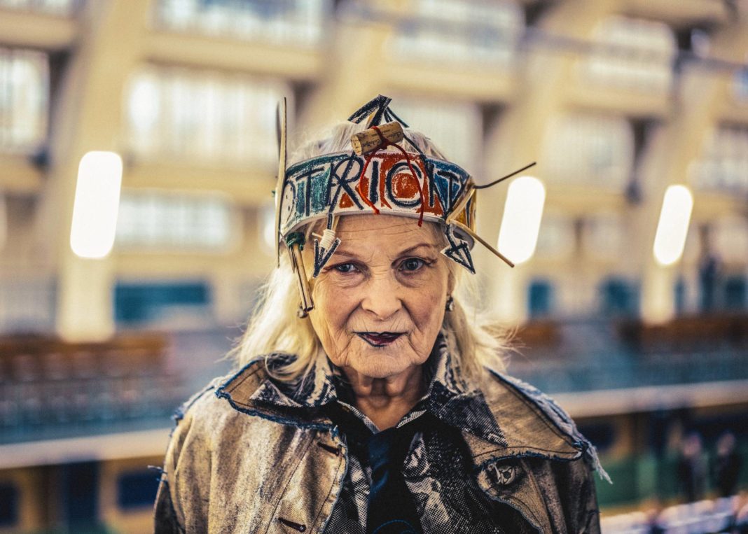 Vivienne Westwood during London Fashion Week at the Seymour Leisure Centre in London, Jan. 9, 2016. (Tom Jamieson/The New York Times) Personalităţi din industria de divertisment şi politică i-au adus de asemenea un omagiu lui Westwood