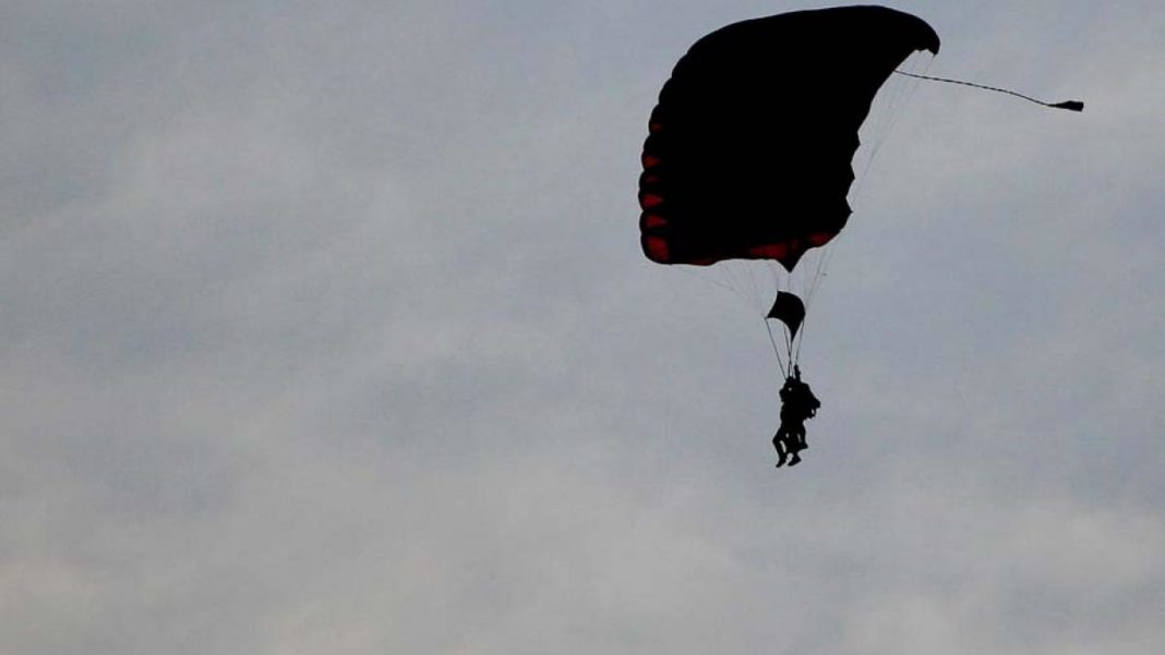 Un maistru militar a făcut infarct după un salt cu parașuta la antrenament