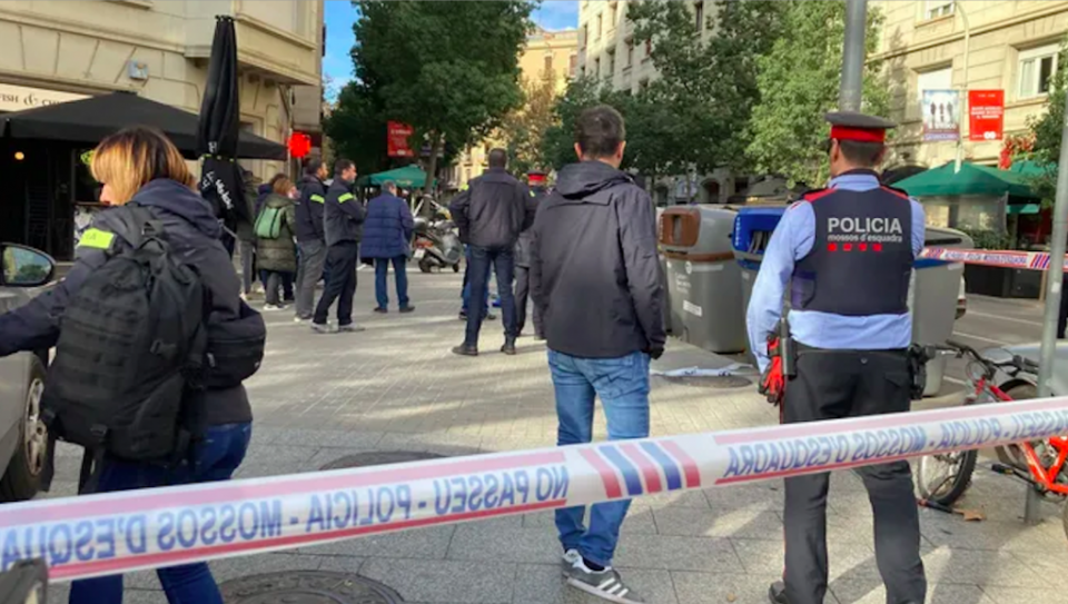 Un român a găsit un cadavru ciopârțit într-o pubelă din Barcelona