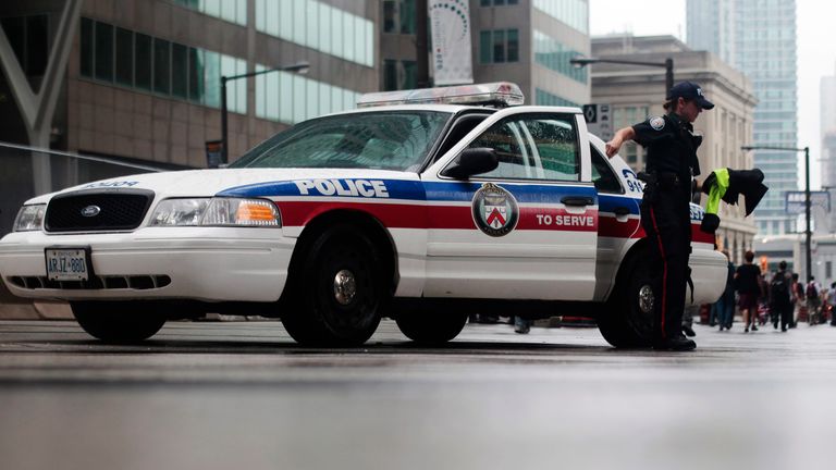Opt adolescente canadiene, acuzate de uciderea unui bărbat