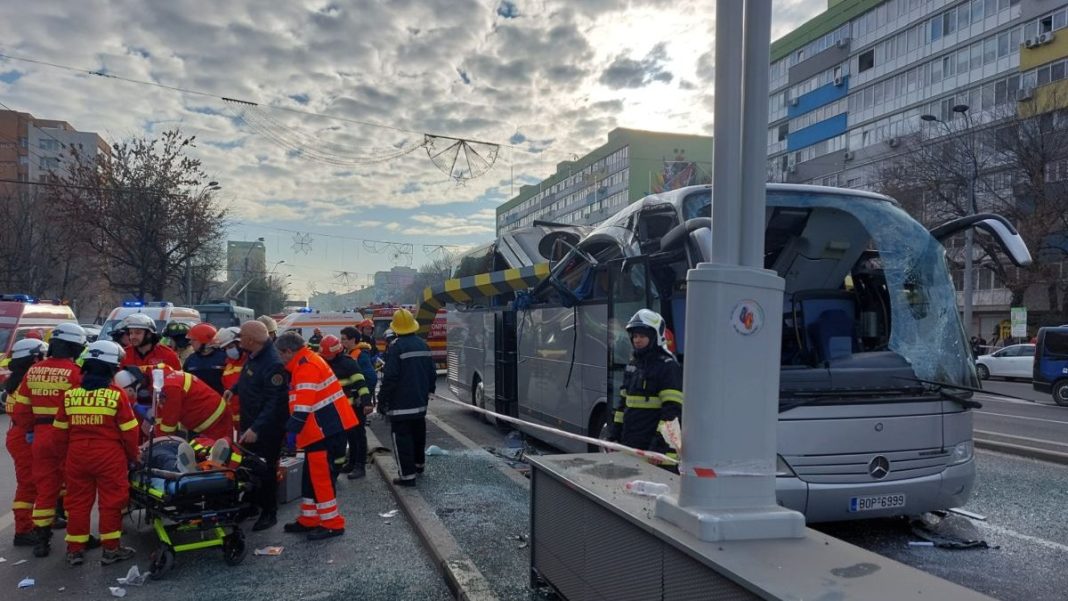 Un mort şi 22 răniţi, bilanţul accidentului de la pasajul Unirii