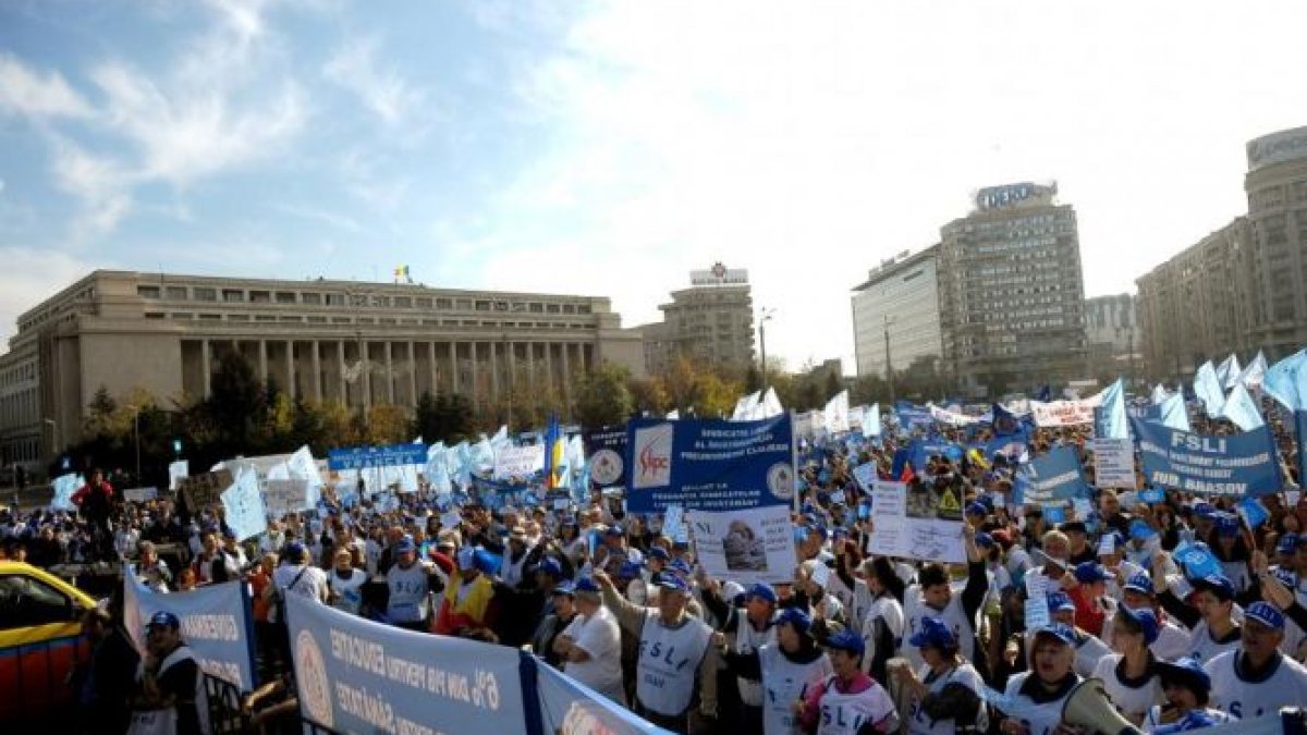 Profesorii protestează în fața Parlamentului din cauza celui mai mic buget din istorie