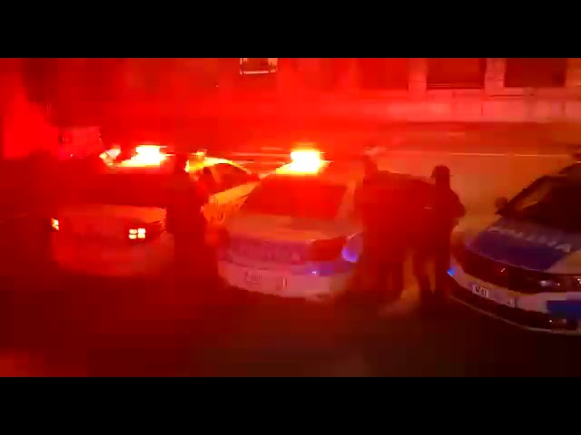 (VIDEO) Doi tineri craioveni bănuiţi de tâlhărie, reţinuţi