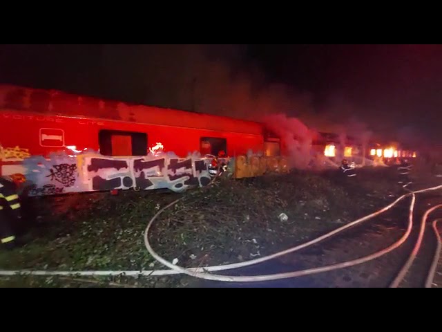 (VIDEO) 12 vagoane de tren dezafectate, cuprinse de flăcări pe Calea Giulești