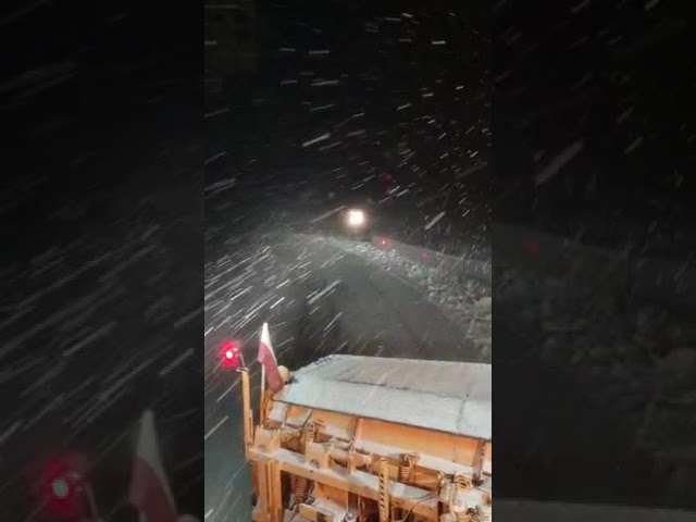 (VIDEO) Drumarii intervin cu un utilaj de deszăpezire la Rânca
