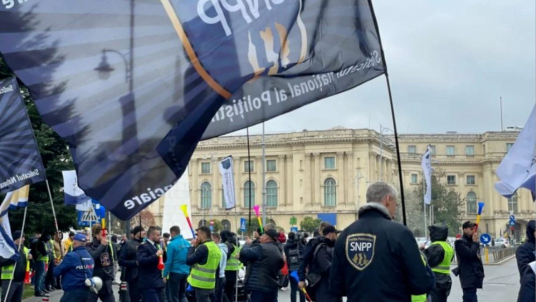 Poliţiştii şi agenţii din penitenciare, miting de protest la Ministerul de Finanţe