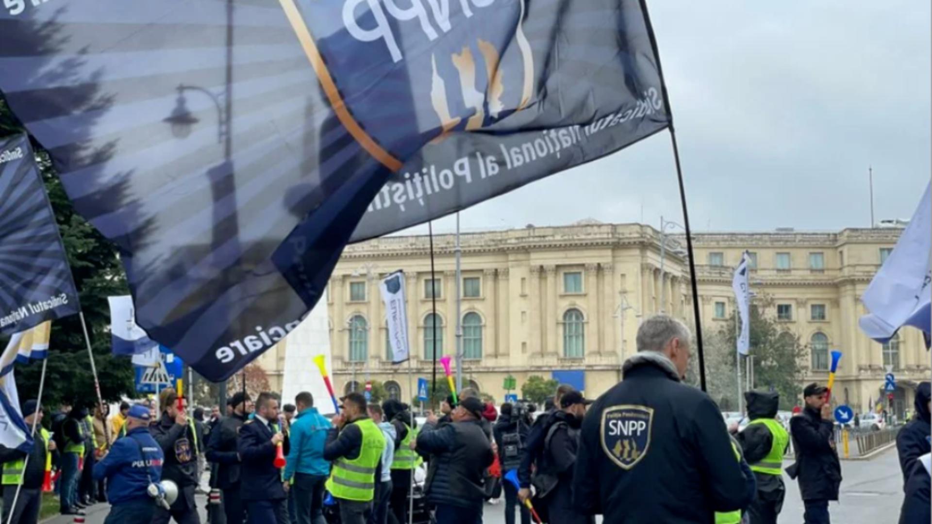 Poliţiştii şi agenţii din penitenciare, miting de protest la Ministerul de Finanţe