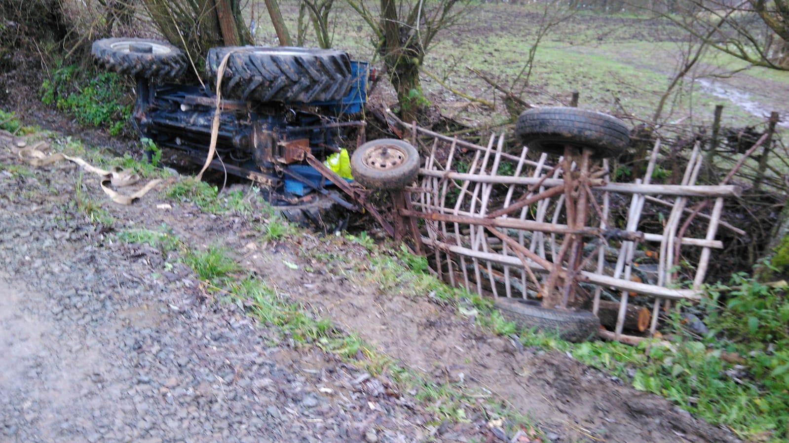 Un bărbat a murit strivit după ce s-a răsturnat cu tractorul