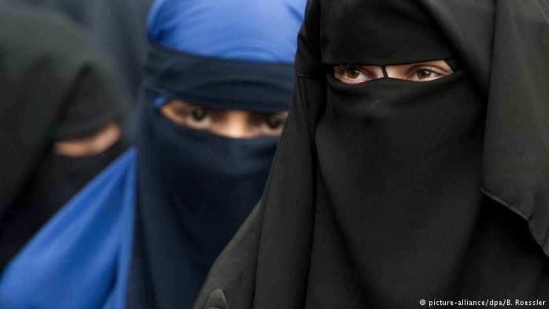 Iran: Legea privind purtarea obligatorie a hijabului, revizuită
