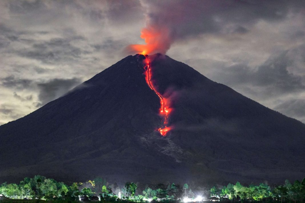Vulcanul Semeru de pe insula Java din Indonezia a erupt Vulcanul Semeru de pe insula Java din Indonezia a erupt